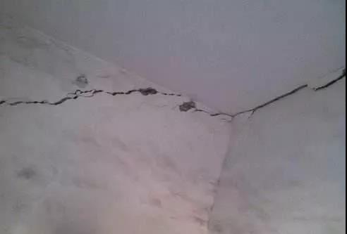 混凝土楼板常有裂缝甚至渗水，原因出在了哪 